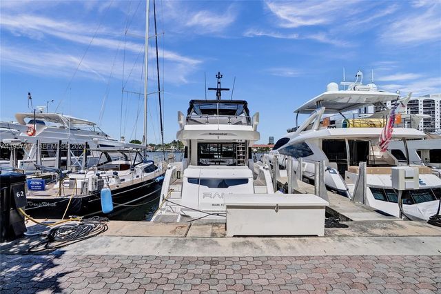 3750 Yacht Club Dr TH1, Aventura, FL 33180