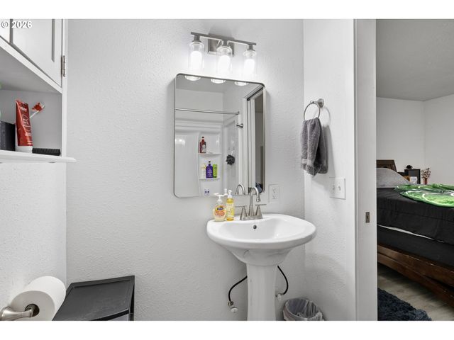 380 Nw CARY St, Winston, OR 97496