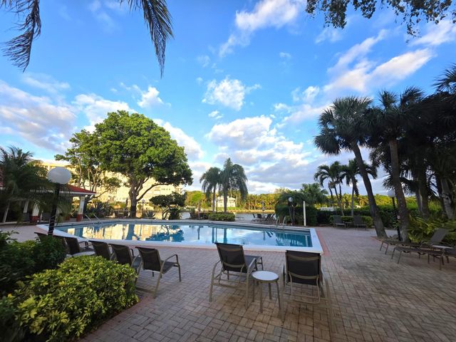 3100 NE 48th Court 113, Lighthouse Point, FL 33064