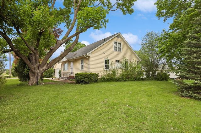 74 Essex Avenue SW, Swisher, IA 52338