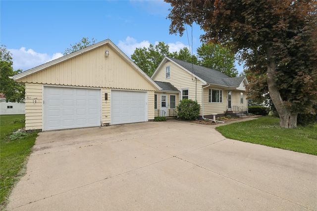 74 Essex Avenue SW, Swisher, IA 52338