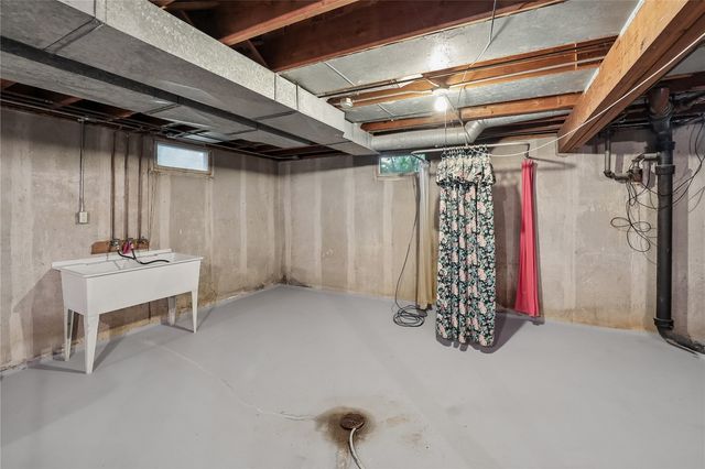 74 Essex Avenue SW, Swisher, IA 52338