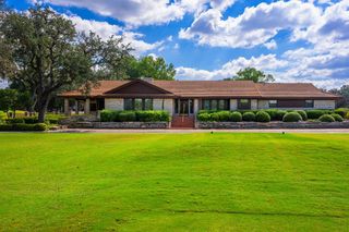 325 Englewood Dr, Kerrville, TX 78028