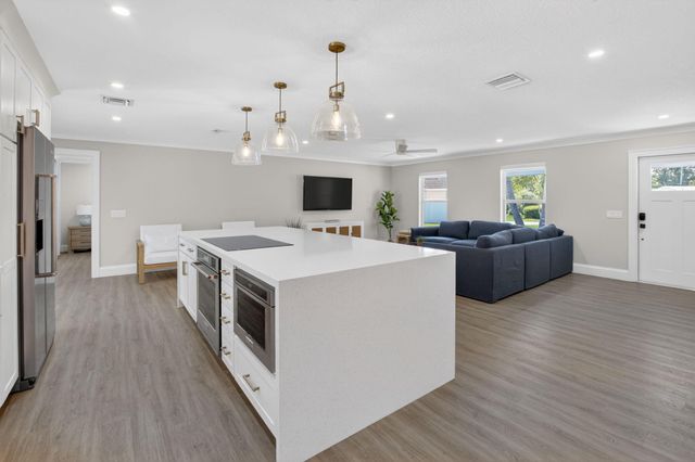 135 SE 28th Court, Boynton Beach, FL 33435
