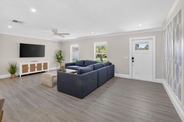 135 SE 28th Court, Boynton Beach, FL 33435