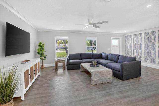 135 SE 28th Court, Boynton Beach, FL 33435