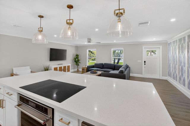 135 SE 28th Court, Boynton Beach, FL 33435