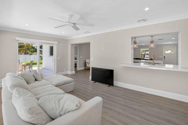 135 SE 28th Court, Boynton Beach, FL 33435