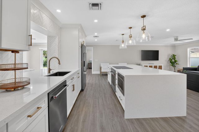 135 SE 28th Court, Boynton Beach, FL 33435