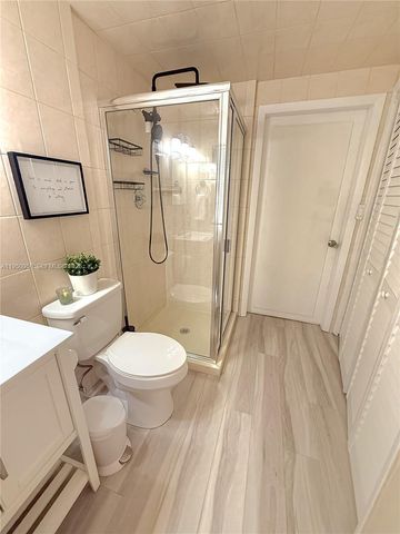 250 NE 42nd St, Oakland Park, FL 33334