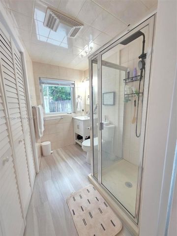 250 NE 42nd St, Oakland Park, FL 33334