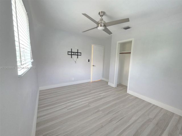 250 NE 42nd St, Oakland Park, FL 33334