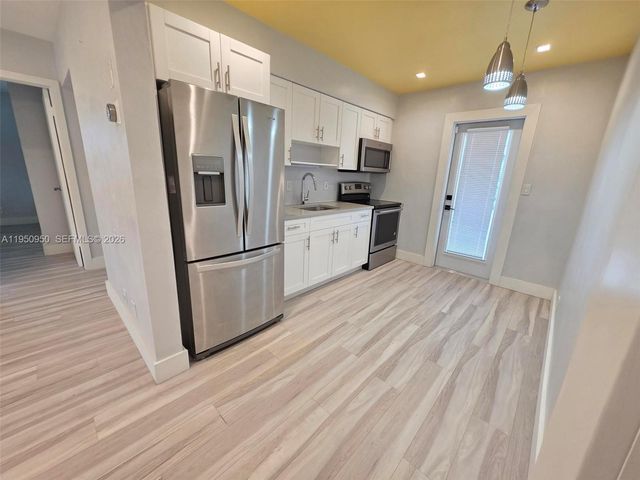 250 NE 42nd St, Oakland Park, FL 33334