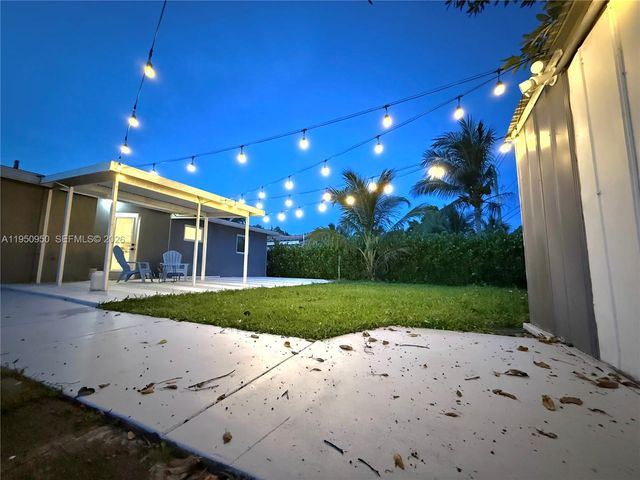 250 NE 42nd St, Oakland Park, FL 33334