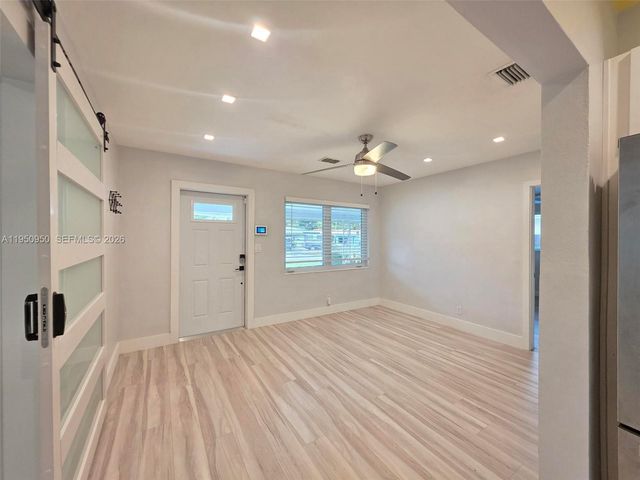 250 NE 42nd St, Oakland Park, FL 33334