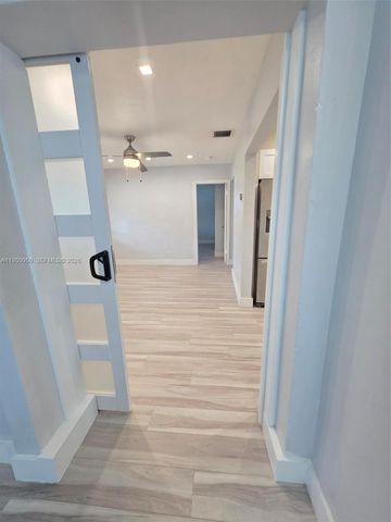 250 NE 42nd St, Oakland Park, FL 33334