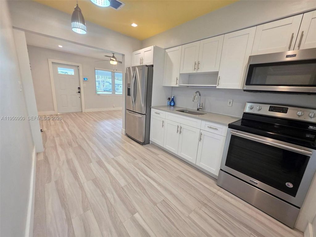 250 NE 42nd St, Oakland Park, FL 33334