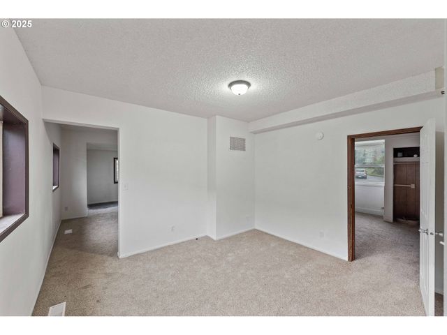 1392 N 8TH St, Coos Bay, OR 97420