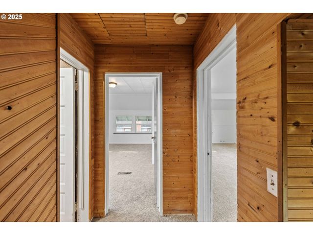 1392 N 8TH St, Coos Bay, OR 97420