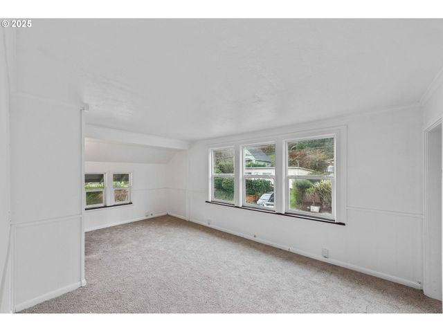 1392 N 8TH St, Coos Bay, OR 97420