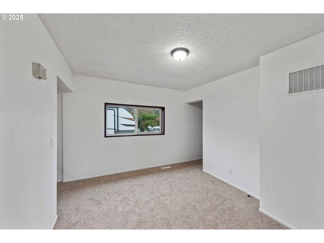 1392 N 8TH St, Coos Bay, OR 97420