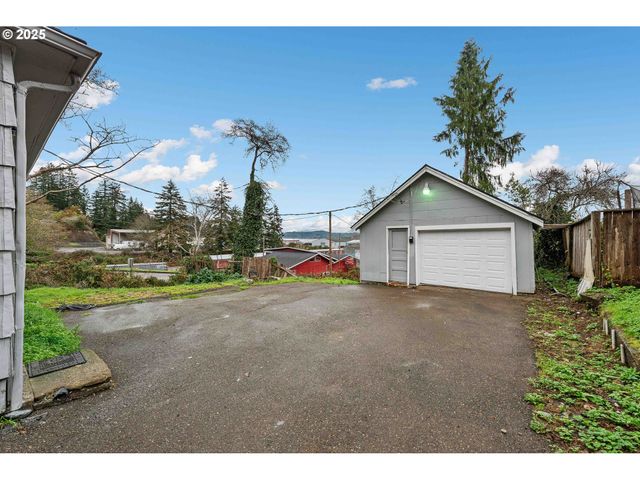 1392 N 8TH St, Coos Bay, OR 97420