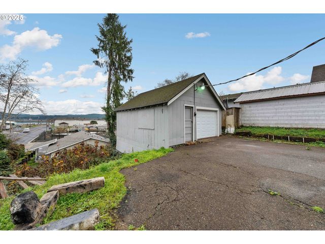 1392 N 8TH St, Coos Bay, OR 97420