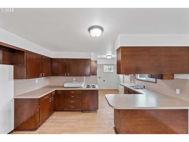 1392 N 8TH St, Coos Bay, OR 97420