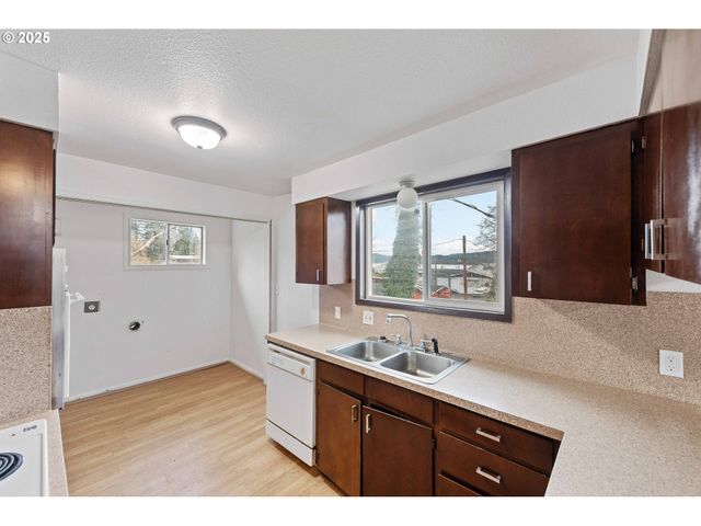 1392 N 8TH St, Coos Bay, OR 97420