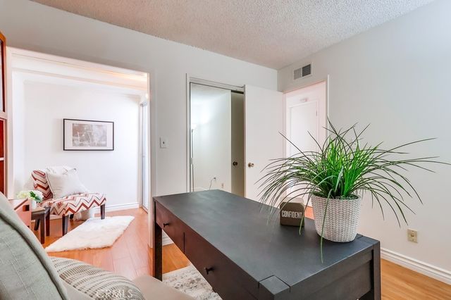 26832 Avenue Of The Oaks D, Newhall, CA 91321