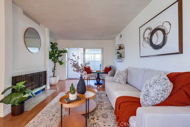 26832 Avenue Of The Oaks D, Newhall, CA 91321