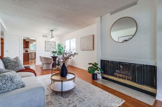 26832 Avenue Of The Oaks D, Newhall, CA 91321