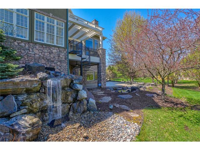 327 Lindsay Road, Hudson, WI 54016