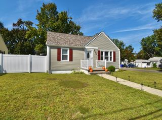 1060 Liberty St, Springfield, MA 01104