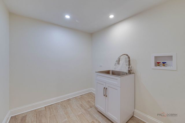 1826 W Farragut Avenue, Chicago, IL 60640