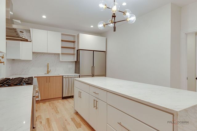 1826 W Farragut Avenue, Chicago, IL 60640
