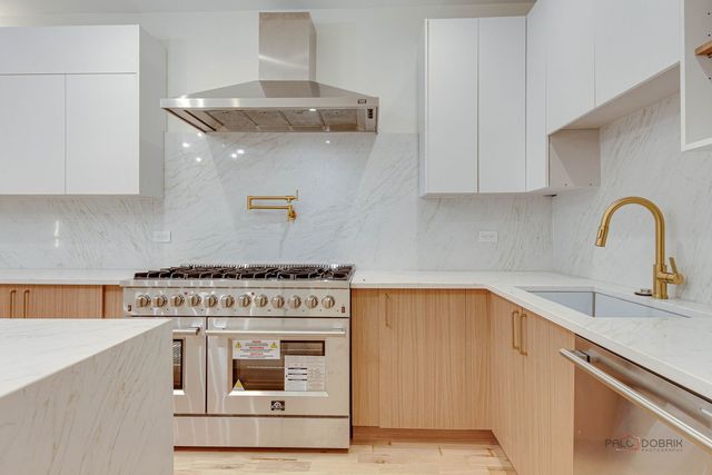 1826 W Farragut Avenue, Chicago, IL 60640