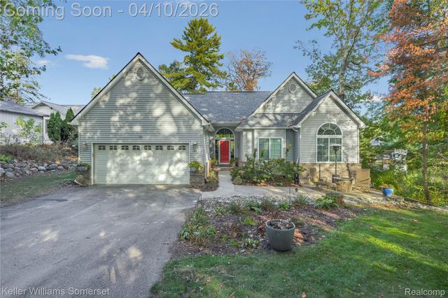 70 Lakeview Drive, Addison Township, MI 48370