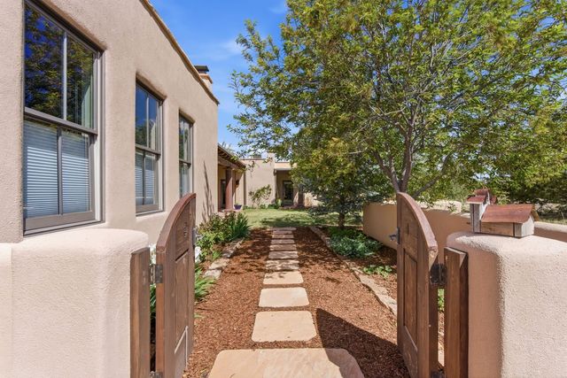 11B Camino De Los Montoyas, Santa Fe, NM 87506