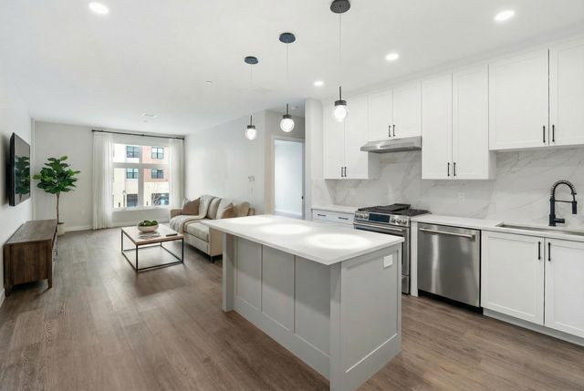 18 Artisan Dr Unit 207, Salem, NH 03079