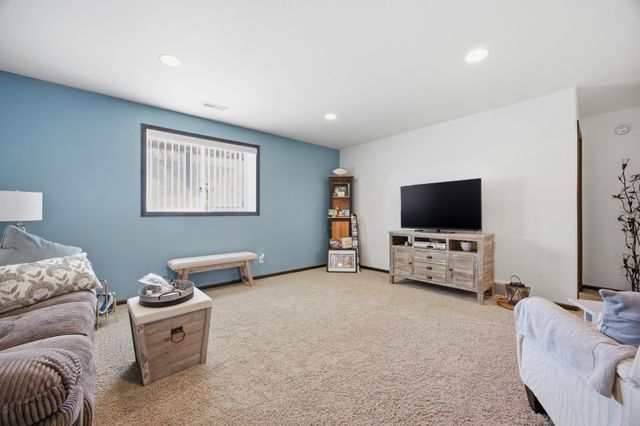 963 30th Avenue W, West Fargo, ND 58078