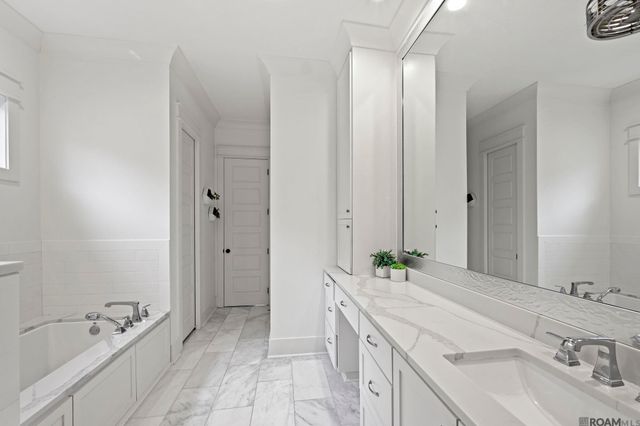 9421 St Andrews Ct, Denham Springs, LA 70726