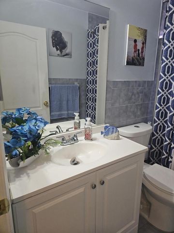 8805 NW 113th St, Hialeah Gardens, FL 33018