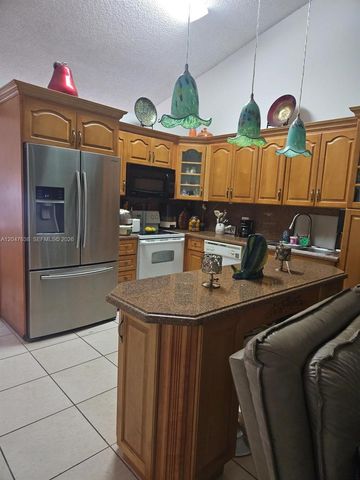 8805 NW 113th St, Hialeah Gardens, FL 33018