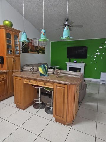 8805 NW 113th St, Hialeah Gardens, FL 33018