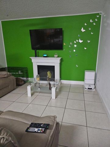 8805 NW 113th St, Hialeah Gardens, FL 33018