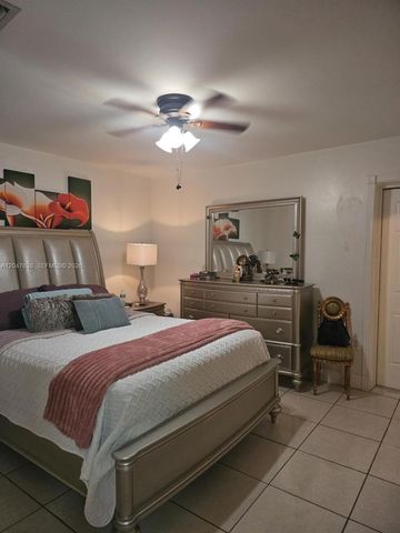 8805 NW 113th St, Hialeah Gardens, FL 33018