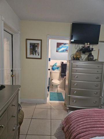8805 NW 113th St, Hialeah Gardens, FL 33018