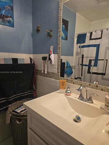 8805 NW 113th St, Hialeah Gardens, FL 33018
