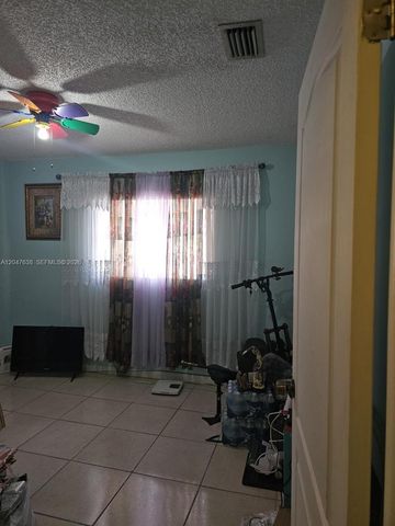 8805 NW 113th St, Hialeah Gardens, FL 33018